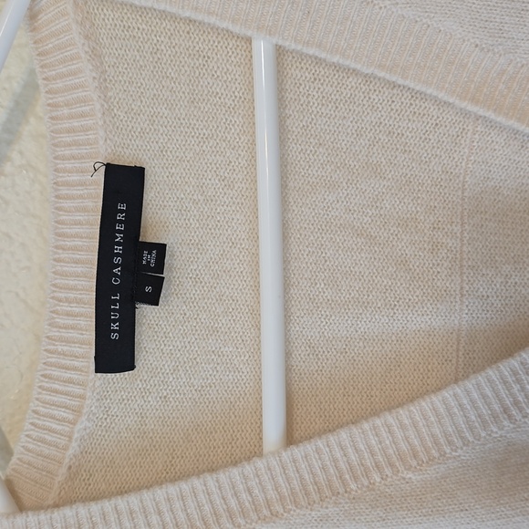 SKULL CREAM/IVORY  CASHMERE VNECK SWEATER SIZE SMALL - Picture 2 of 11